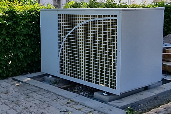 Wärmepumpe eHEAT 80 im Garten